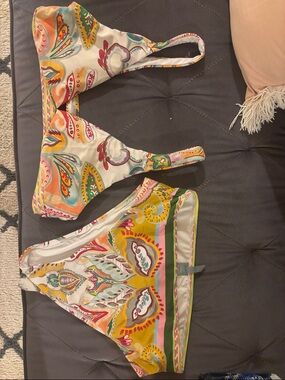 Antonio Melani Bikini Set -colorful
Size large top, medium high waisted bottoms